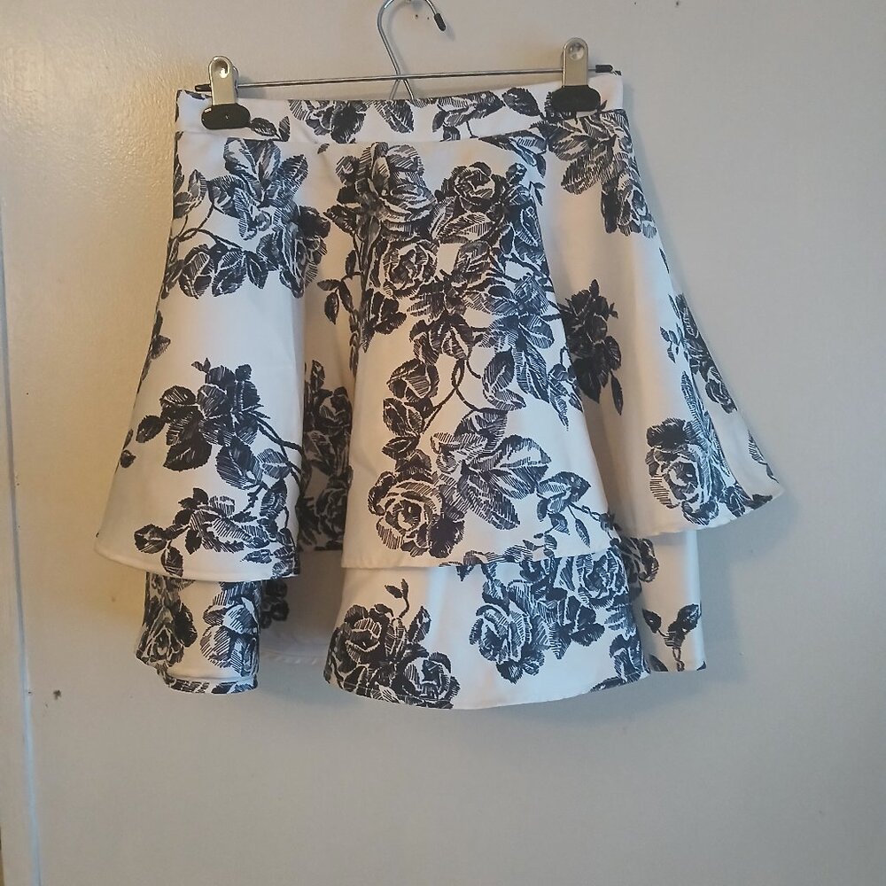 City Studio black and white floral flower print tiered skirt Size 3 Very cute